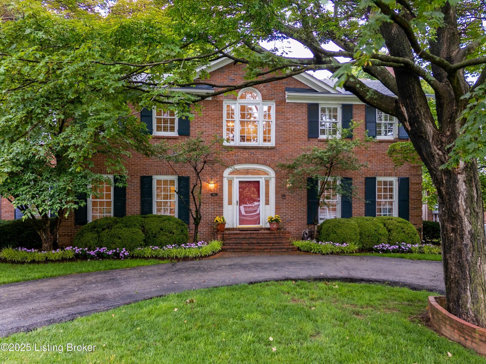 Property Photo:  912 Albemarle Ct  KY 40222 