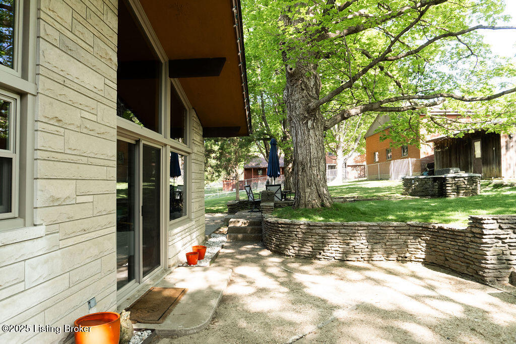 Property Photo:  6804 Old Briscoe Ln  KY 40228 