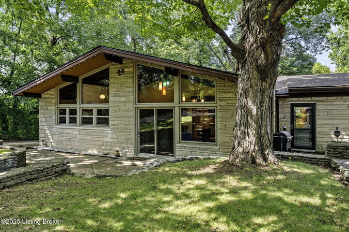 Property Photo: 6804 Old Briscoe Ln KY 40228
