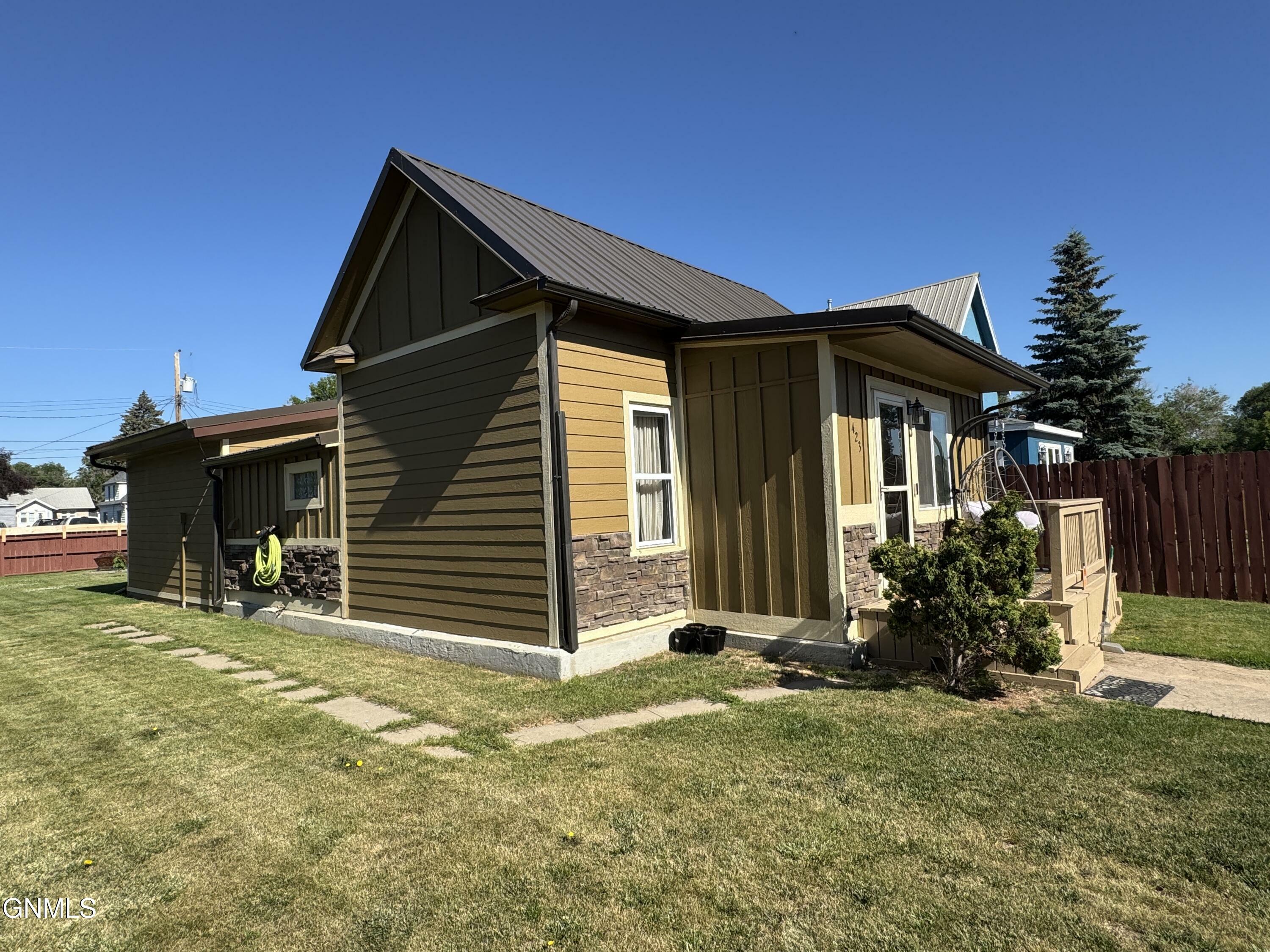 Property Photo: 423 5th Avenue W ND 58801