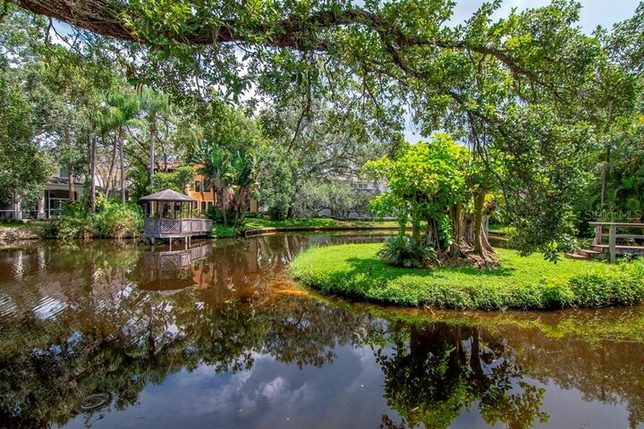 Property Photo: 2923 W Gandy Boulevard 2923 FL 33611