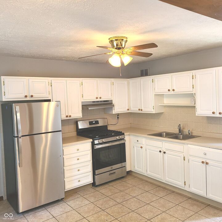 Property Photo:  609 E Broadway Drive  IN 46143 