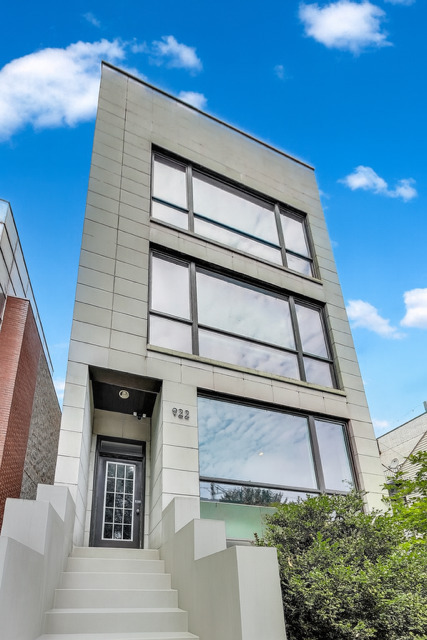 Property Photo: 922 N Hermitage Avenue 1 IL 60622