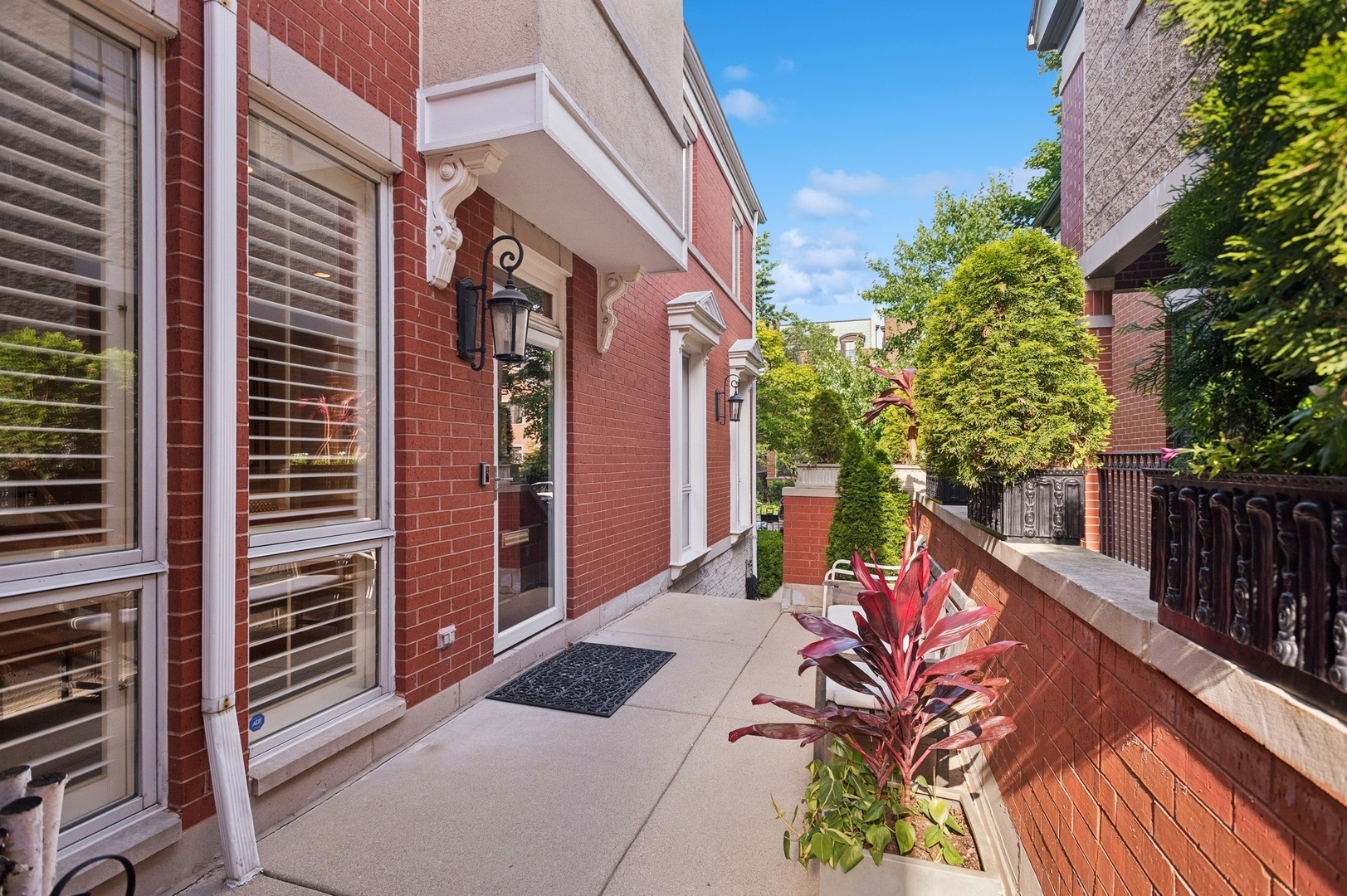 Property Photo: 2446 N Janssen Avenue IL 60614