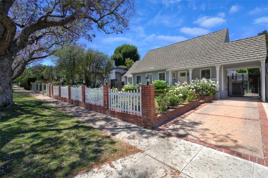 Property Photo: 4161 Dixie Canyon Avenue CA 91423