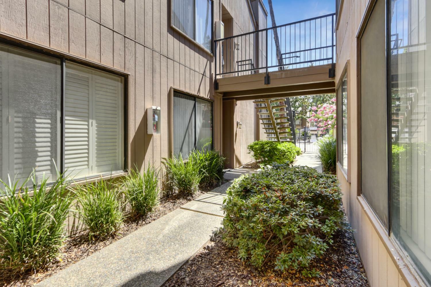 Property Photo: 521 Woodside Oaks 3 CA 95825