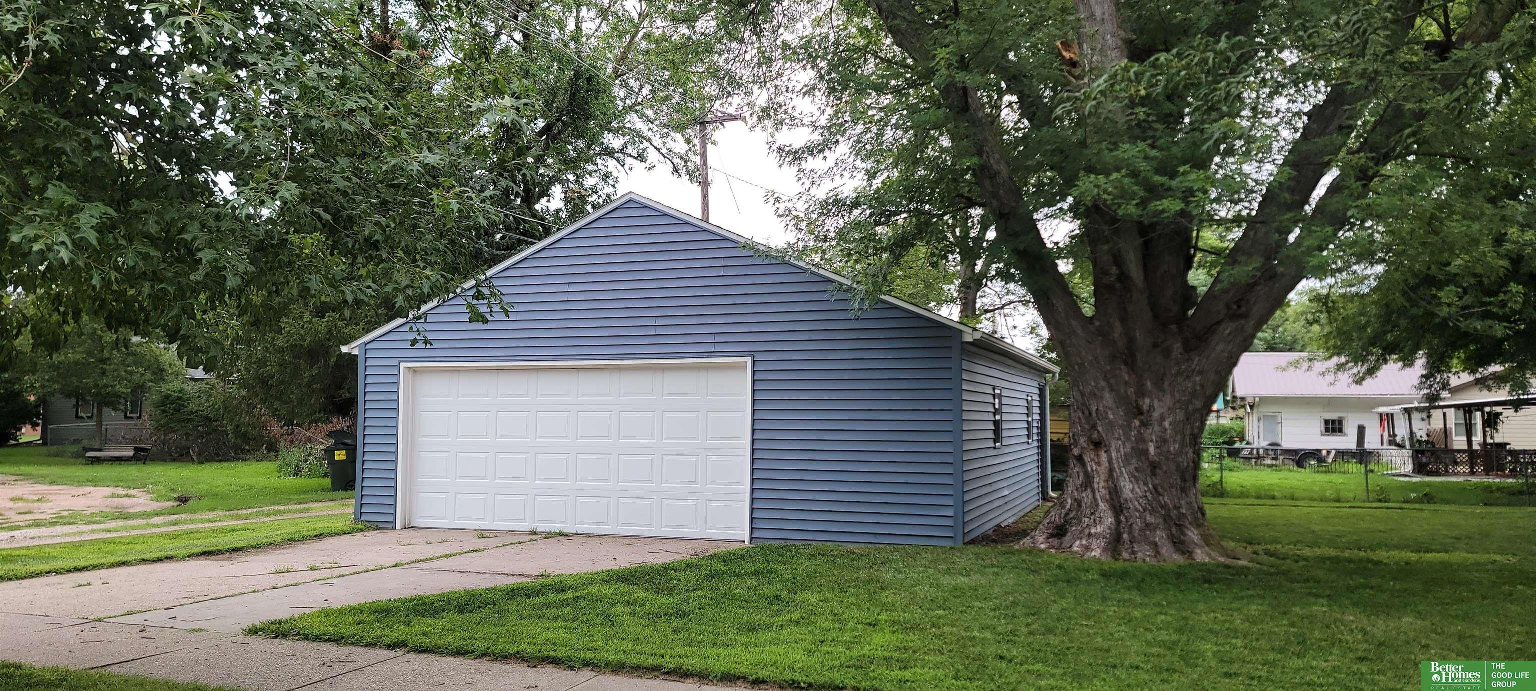 Property Photo: 1003 N Blackburn Avenue NE 68467