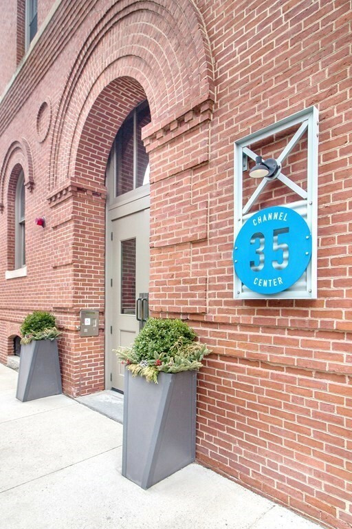 Property Photo: 35 Channel Center St 301 MA 02210