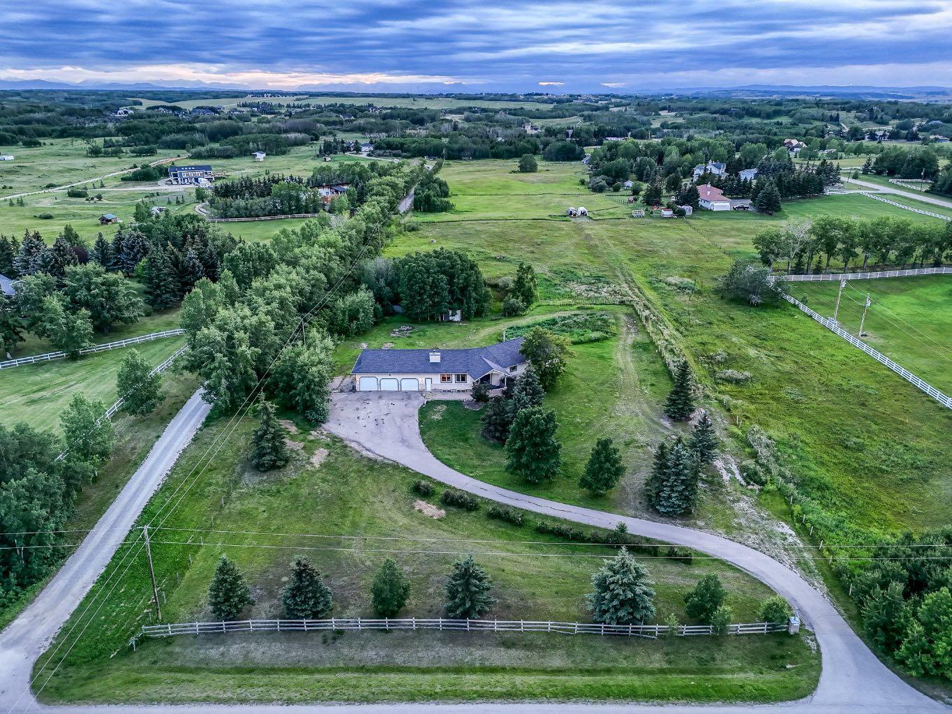 Photo de la propriété: 262107 Poplar Hill Drive AB T3R 1C7