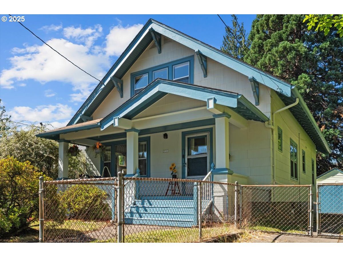 Property Photo: 3931 SE Taylor St OR 97214