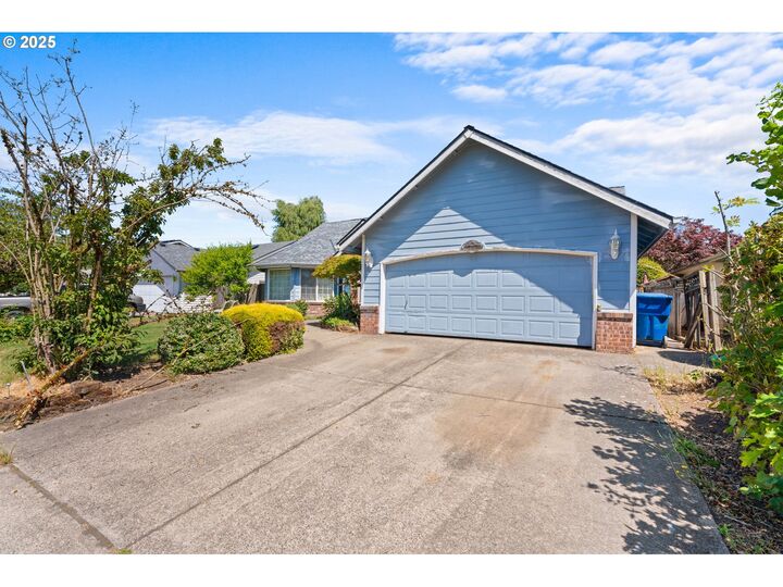 Property Photo:  4753 NE Fuhrer Ct  OR 97305 