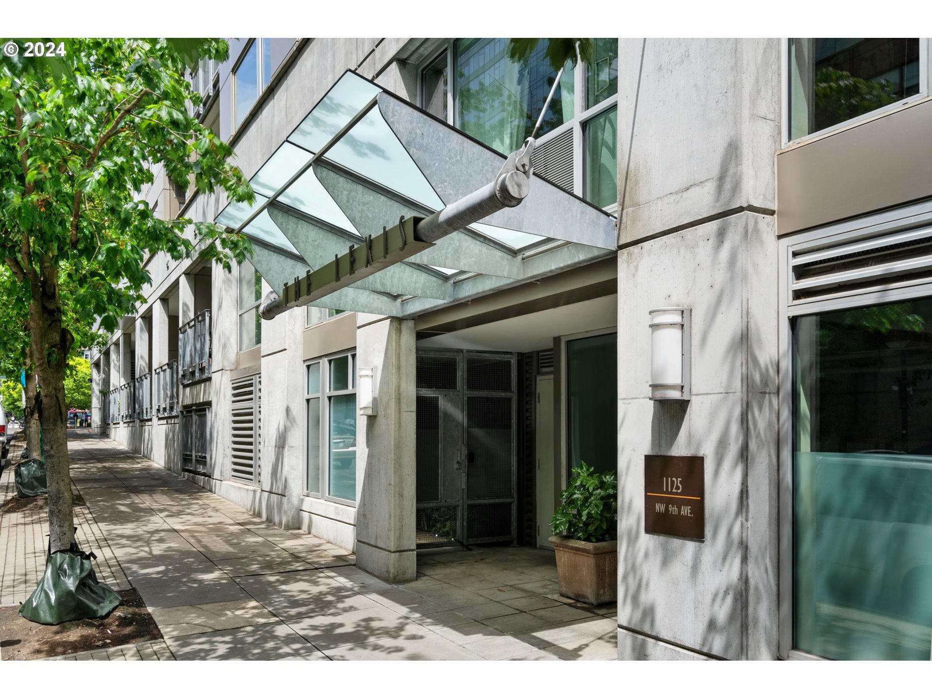 Property Photo: 1125 NW 9th Ave 302 OR 97209