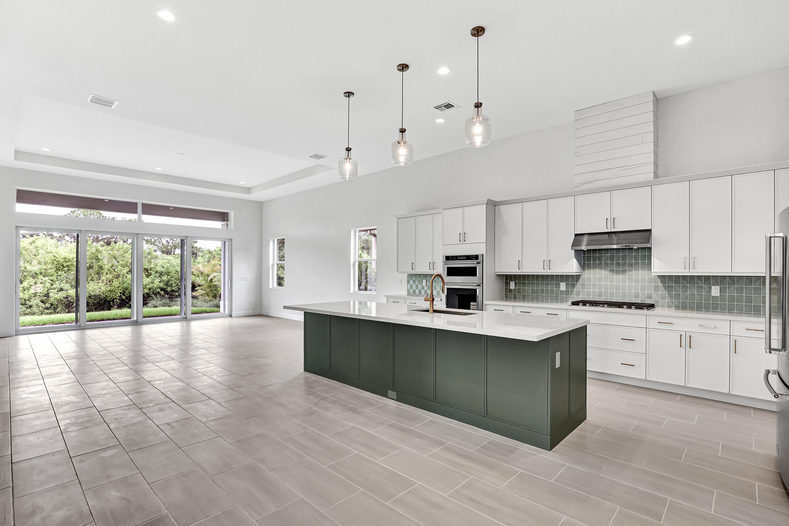 Property Photo: 182 SE Calmo Circle FL 34984