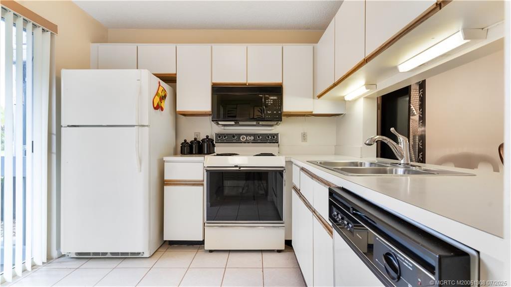 Property Photo: 1481 NE 14th Court U3 FL 34957