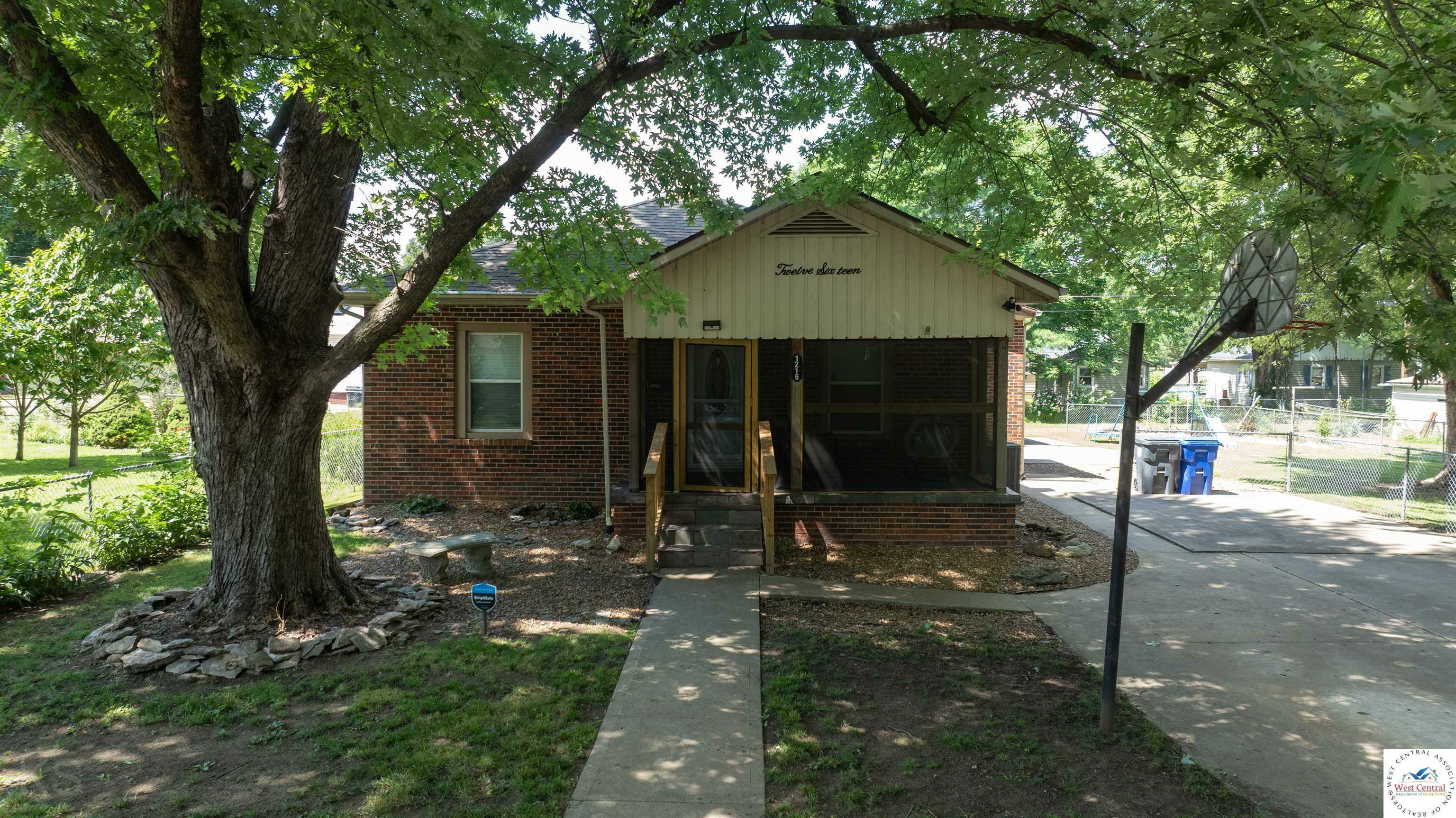 Property Photo: 1216 W 10th MO 65301