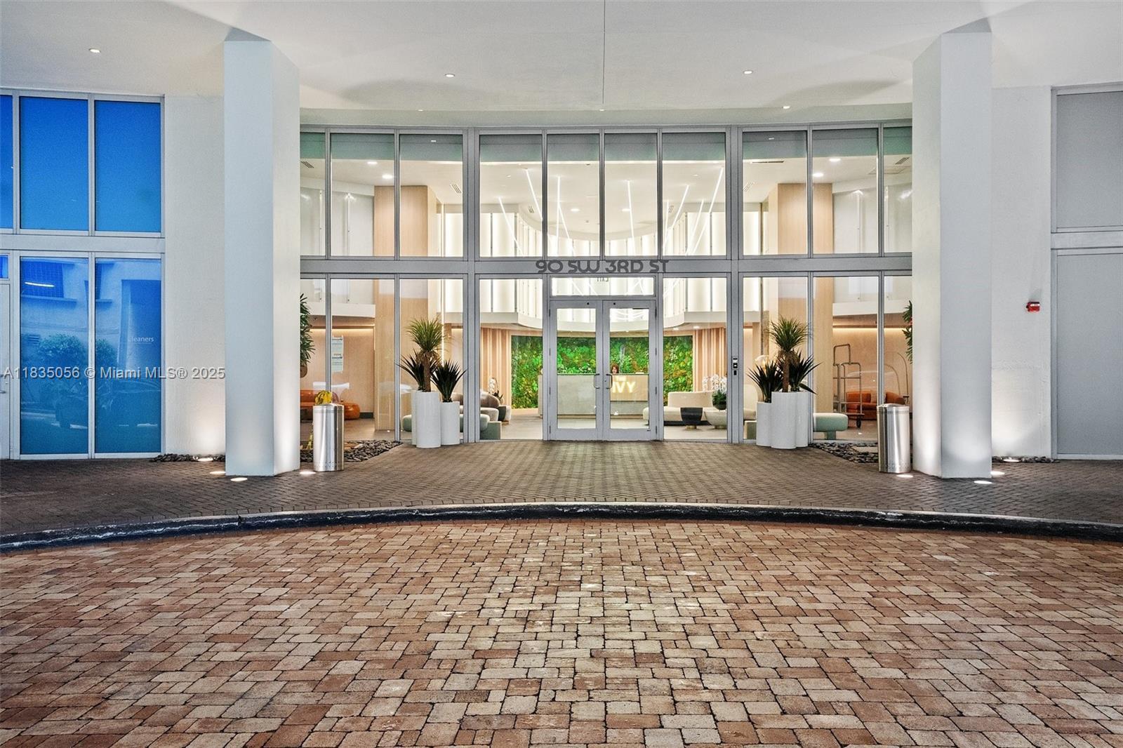 Property Photo: 90 SW 3rd St 3810 FL 33130