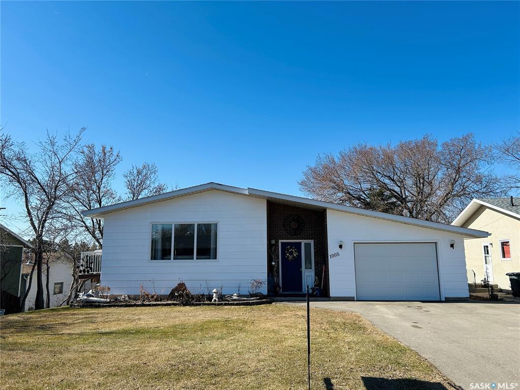 Property Photo: 1005 10th Street SK S0K 3R0
