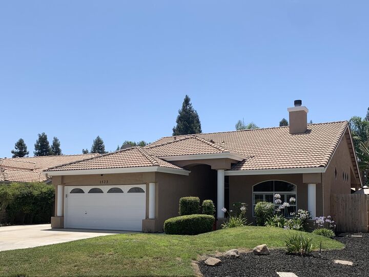 Property Photo: 1523 E Monte Vista Court CA 93292