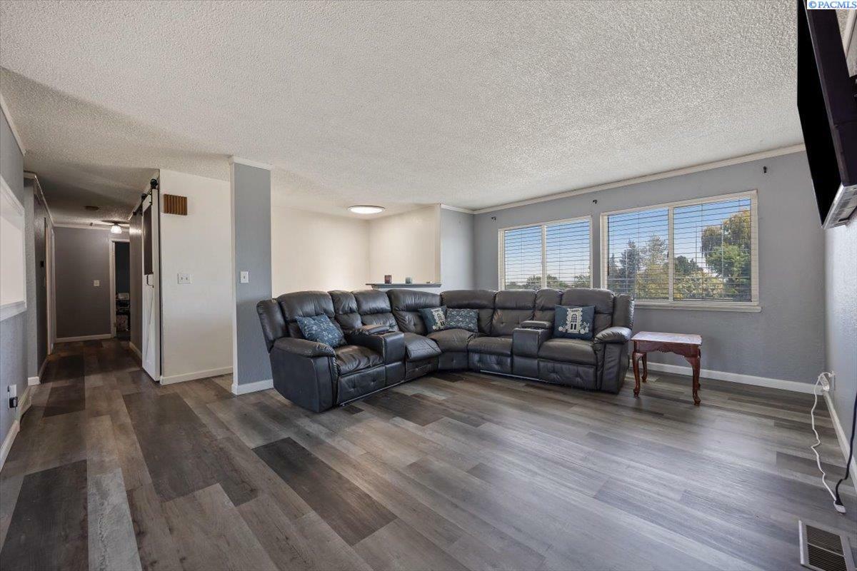 Property Photo: 1408 S Olympia Pl WA 99337