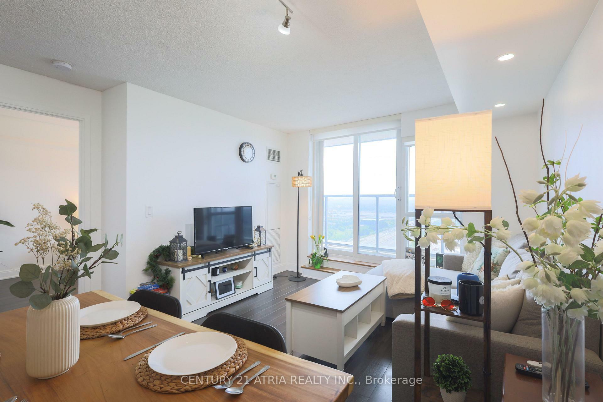 Property Photo: 125 Village Green Square 3707 ON M1S 0G3