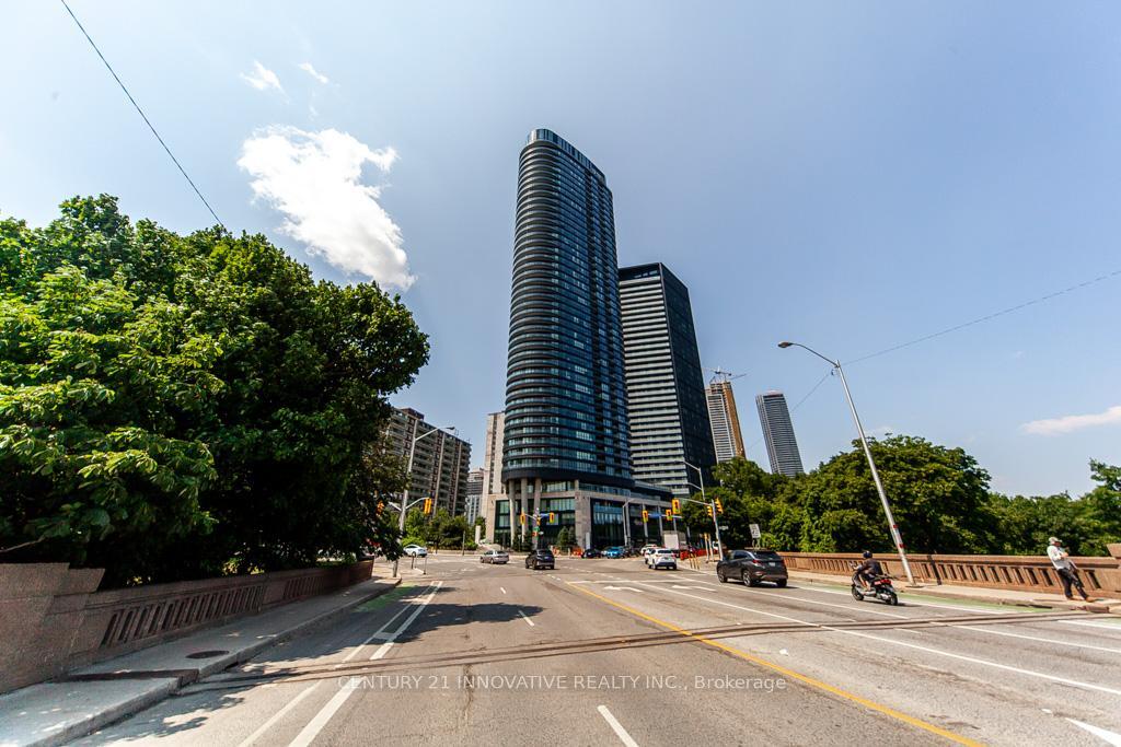 Property Photo: 585 Bloor Street E 2924 ON M4W 0B3