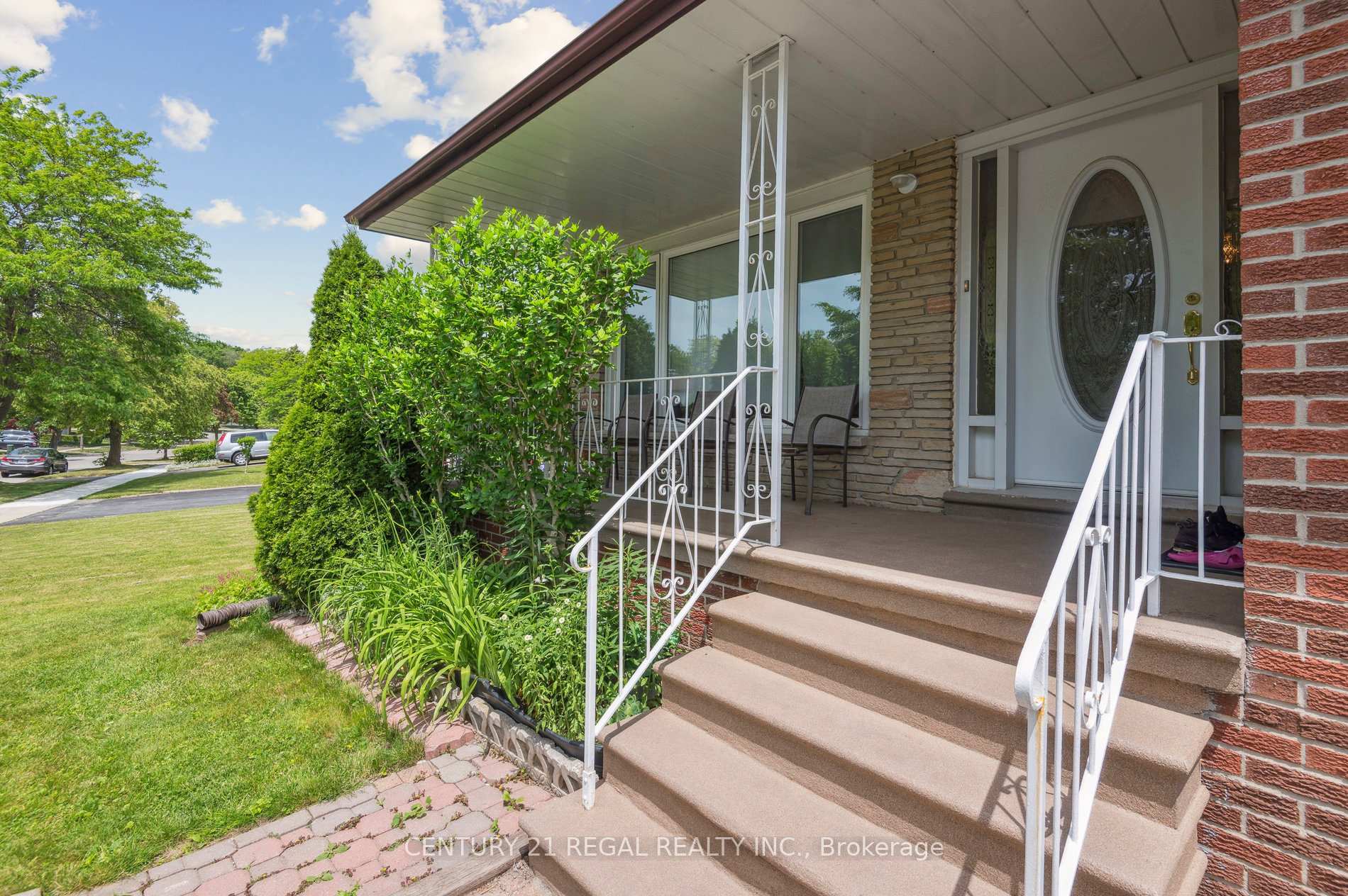 Property Photo: 152 Weir Crescent ON M1E 4T5
