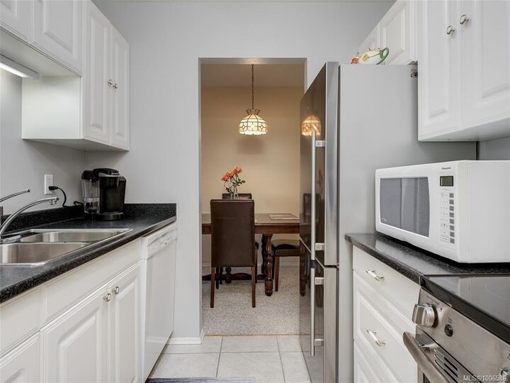 Property Photo: 1115 Rockland Ave 103 BC V8V 3H8
