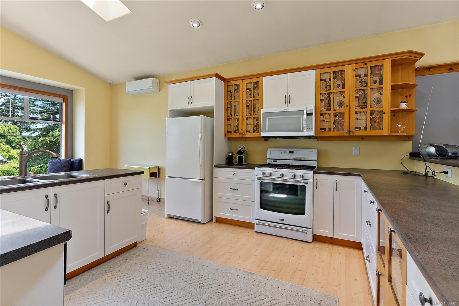 Photo de la propriété: 8028 Arthur Dr BC V8M 1V5