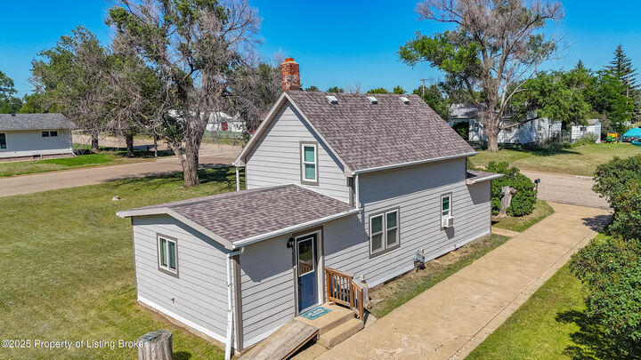 Property Photo: 738 2nd Avenue E ND 58647