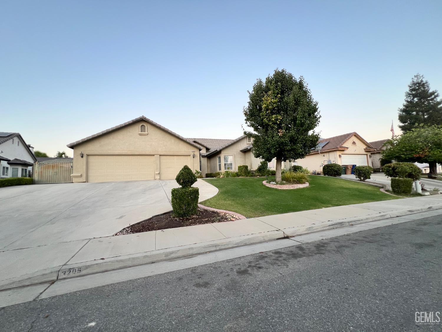 Property Photo: 3205 Petite Sirah Street CA 93306