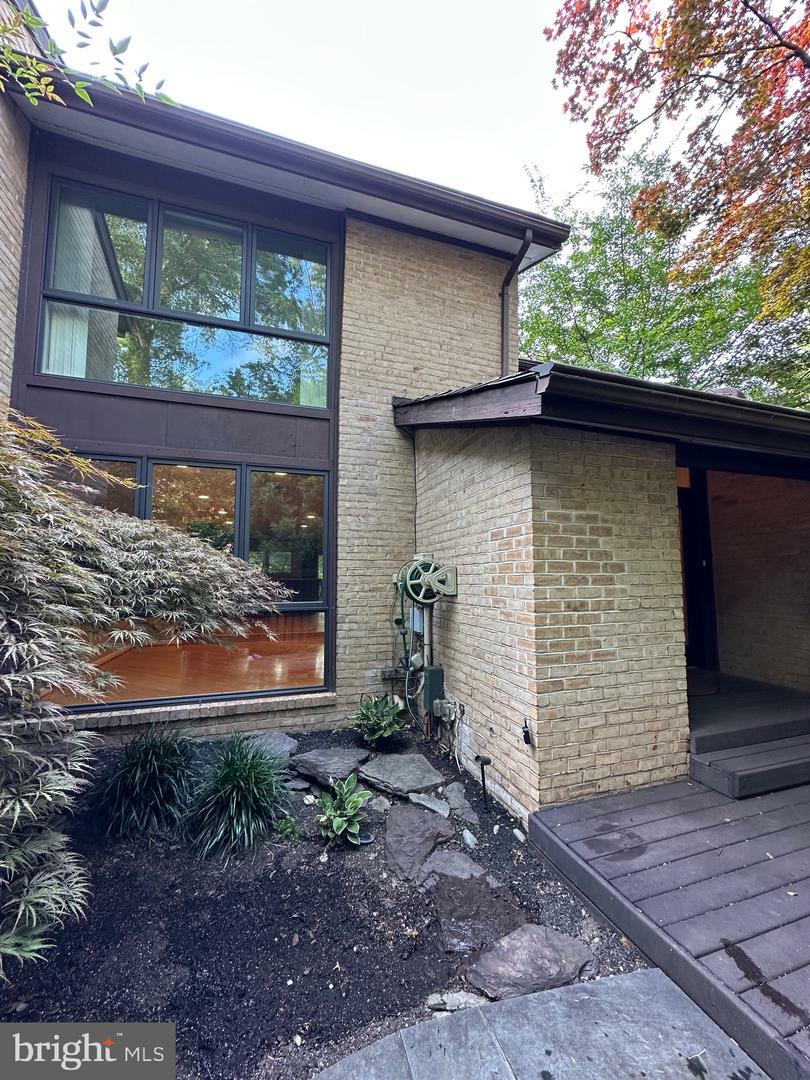 Property Photo: 2021 Lakebreeze Way VA 20191