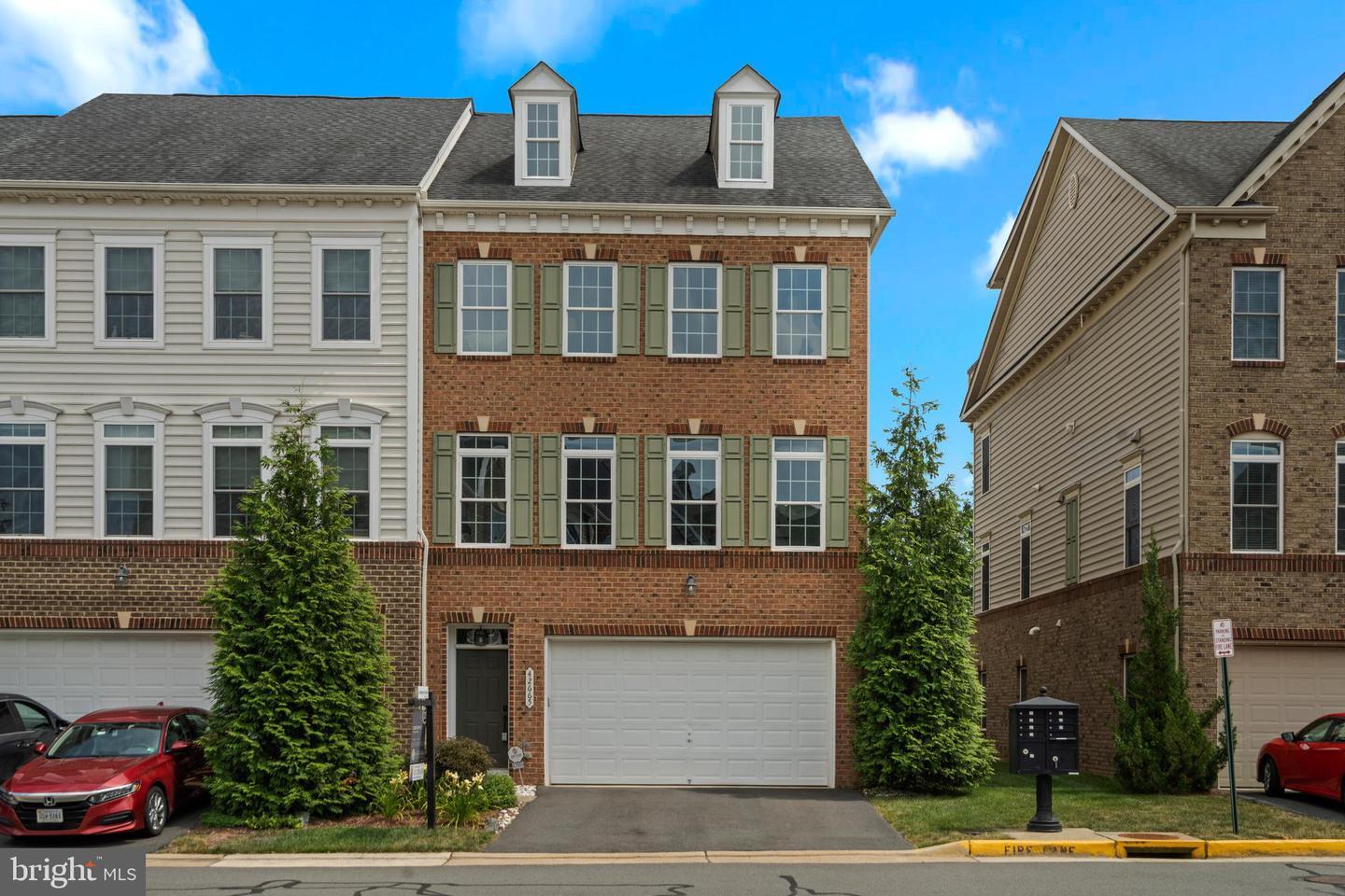 Property Photo: 42665 Burbank Terrace VA 20166