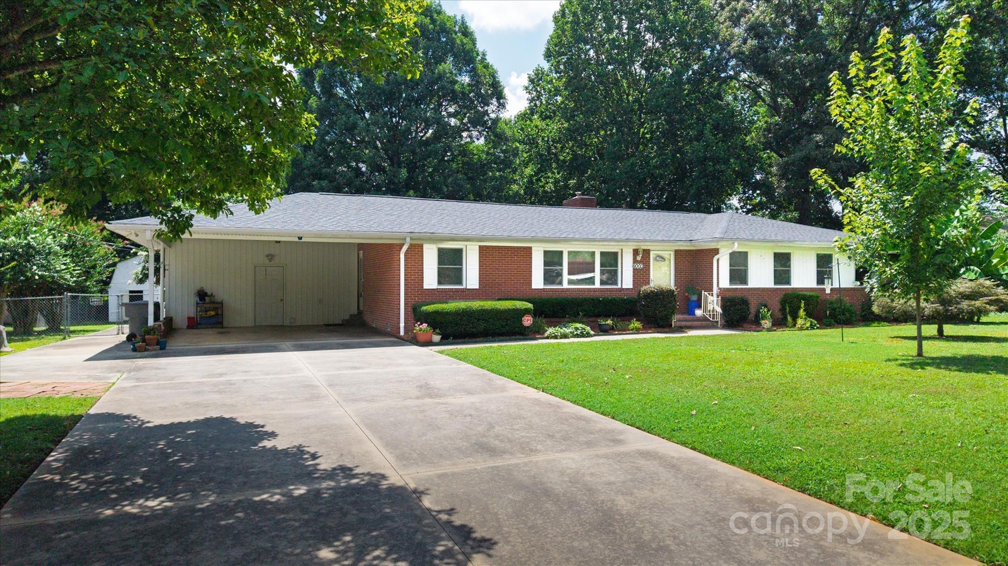 Property Photo: 6003 Woodbridge Road NC 28227