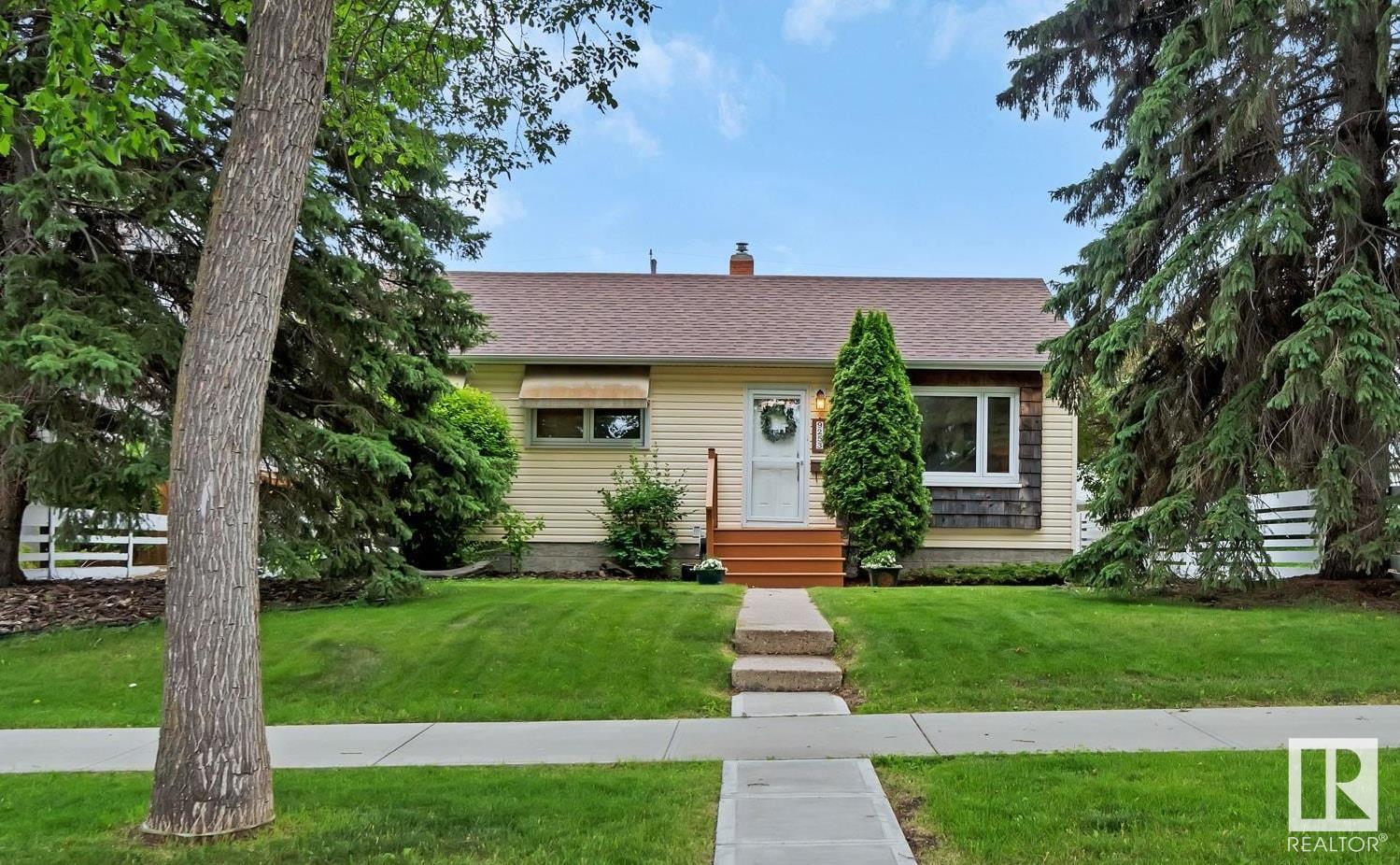 Photo de la propriété: 9253 86 Street NW AB T6C 3E5