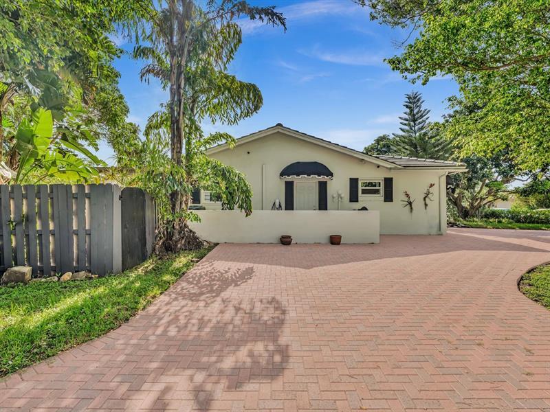 Property Photo: 899 NW 6th Dr FL 33486