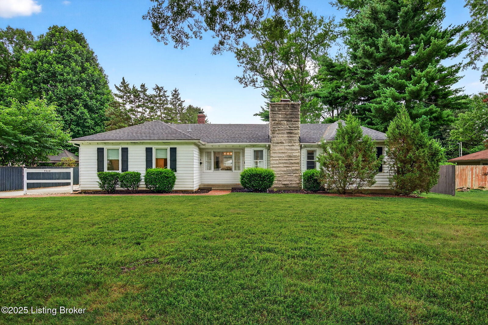 Property Photo:  7204 Greenlawn Rd  KY 40222 