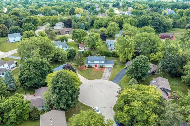 Property Photo:  837 Wexford Ct  WI 53029 