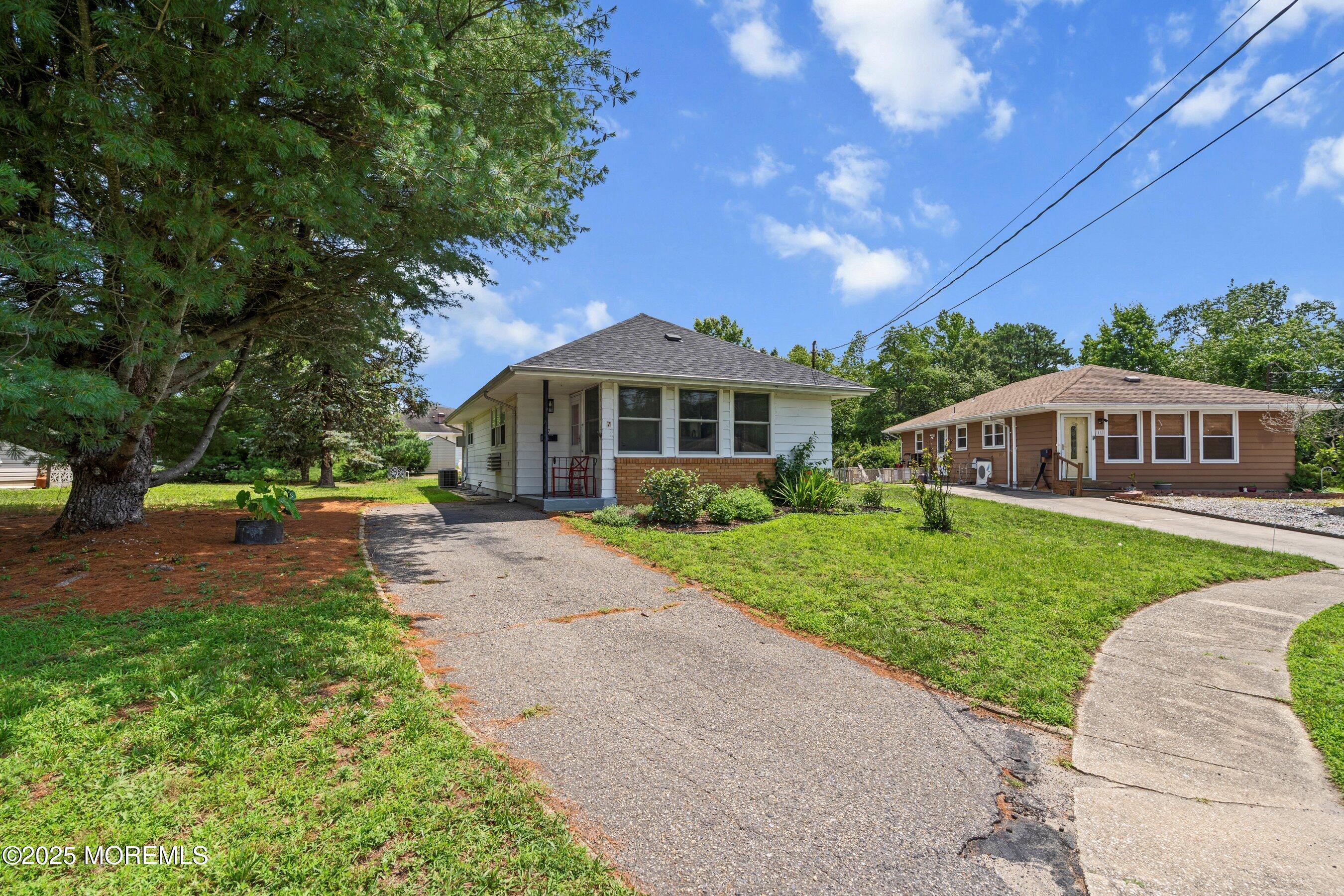 Property Photo:  7 Bear Mountain Court  NJ 08753 