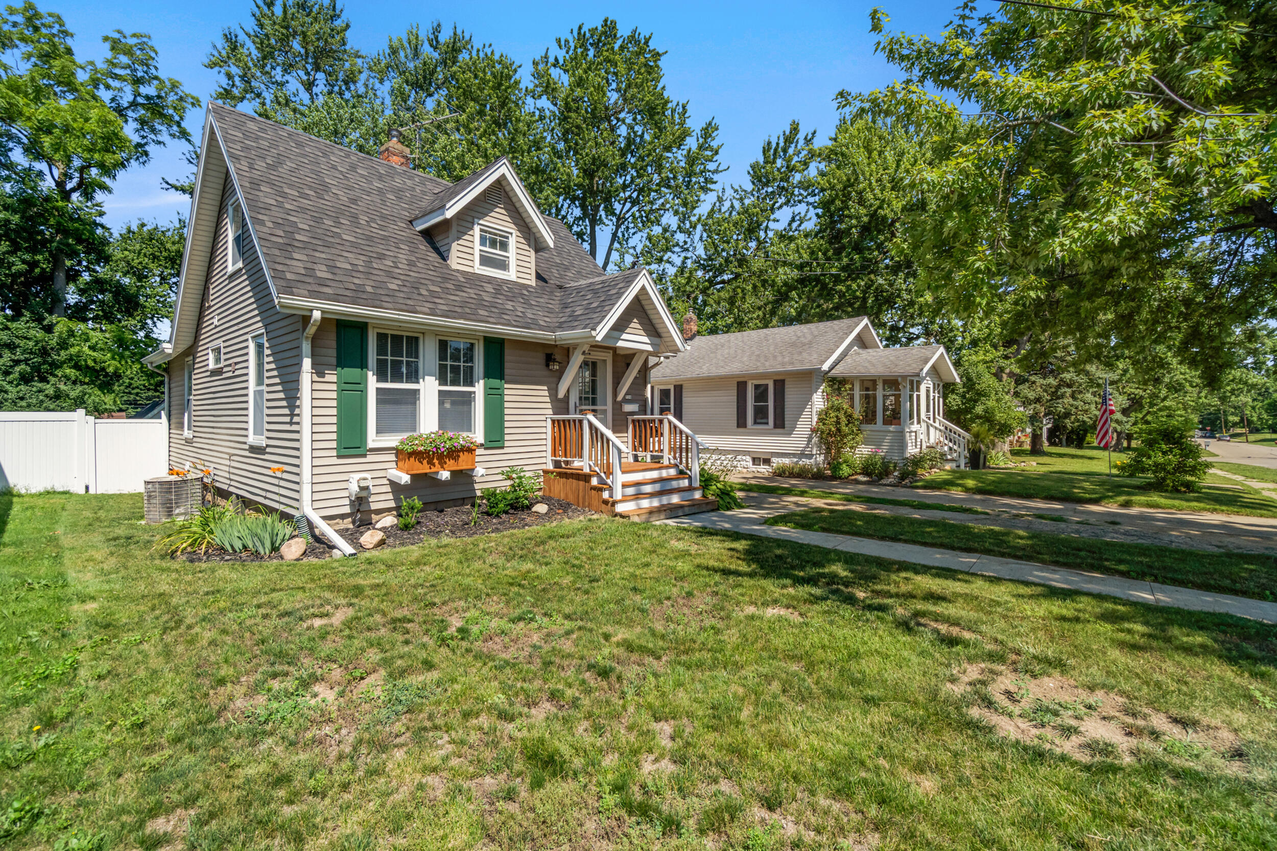 Property Photo: 716 17th Street MI 49203