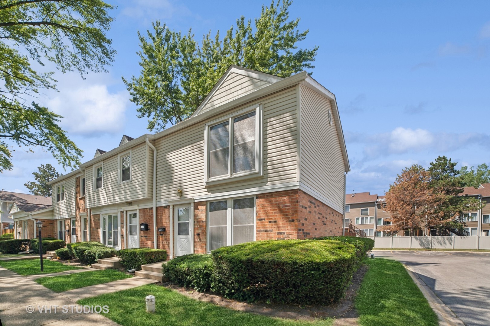 Property Photo:  2024 Duxbury Court  IL 60107 