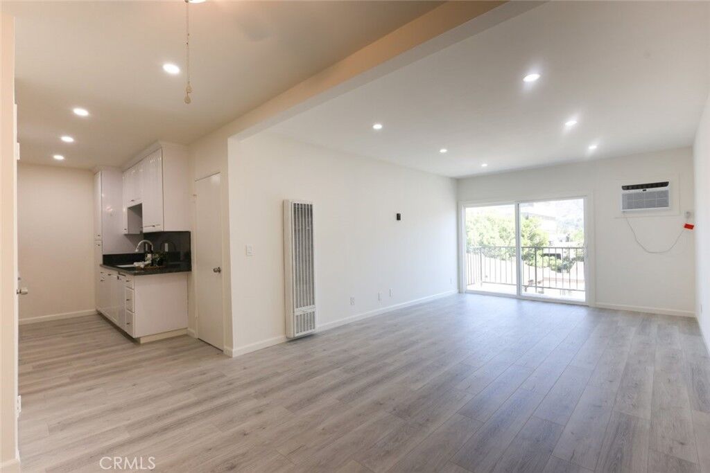 Property Photo: 409 Burchett Street 311 CA 91203