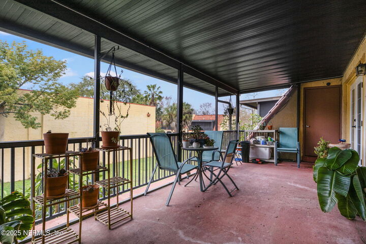 Property Photo: 6528 Valerosa Court 4 FL 32217