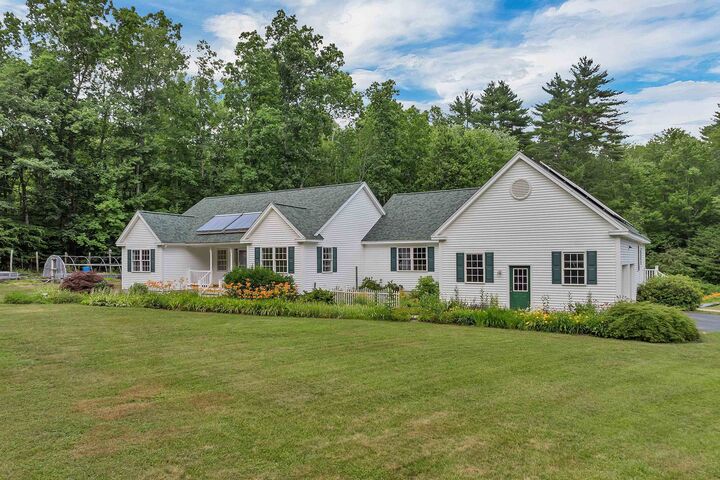 Property Photo:  16 Shepherd Lane  NH 03042 