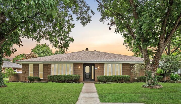 Property Photo: 2204 Winewood Lane TX 76013