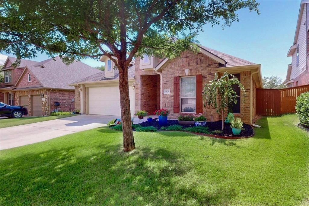 Property Photo: 9829 Stripling Drive TX 76244