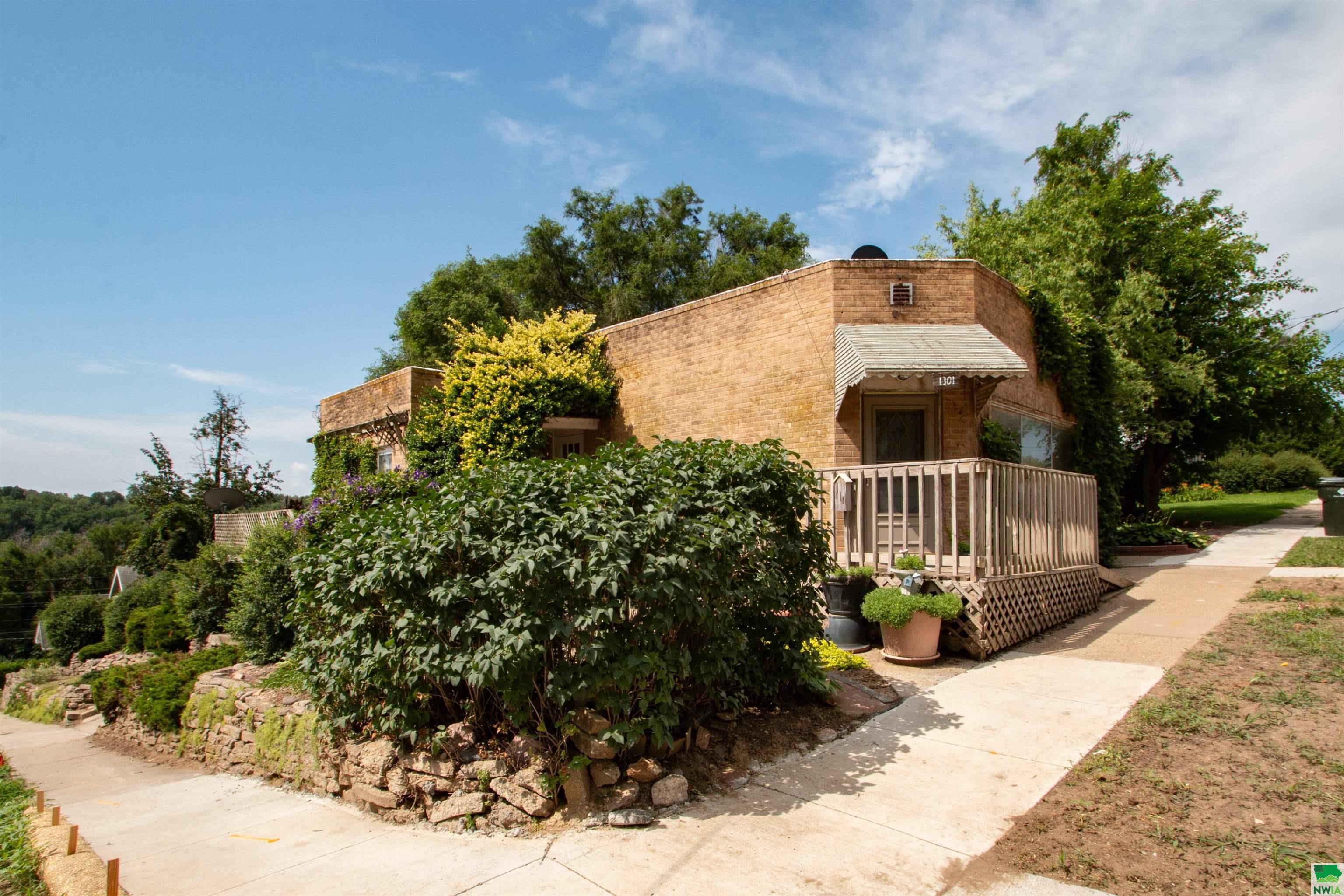 Property Photo: 1301 S Linn St IA 51106