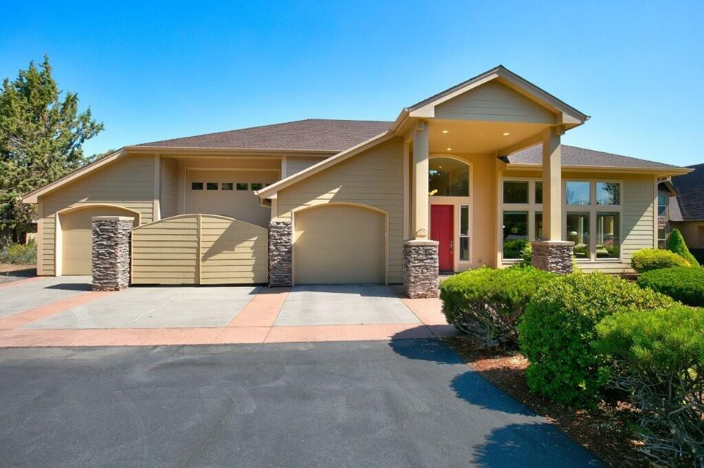 Property Photo: 8939 Eagle Crest Boulevard OR 97756