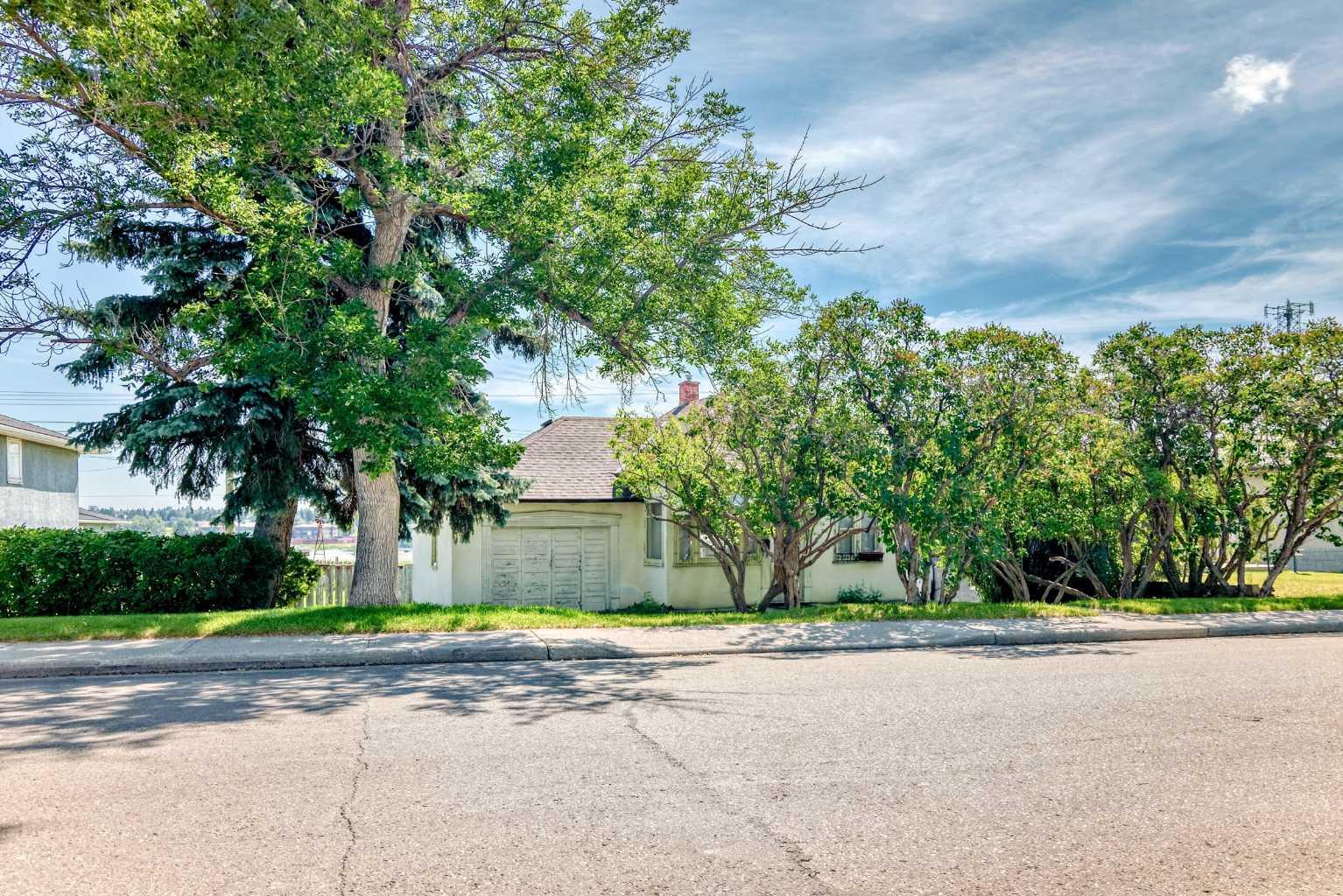 Property Photo:  1512 Child Avenue NE  AB T2E 5E4 