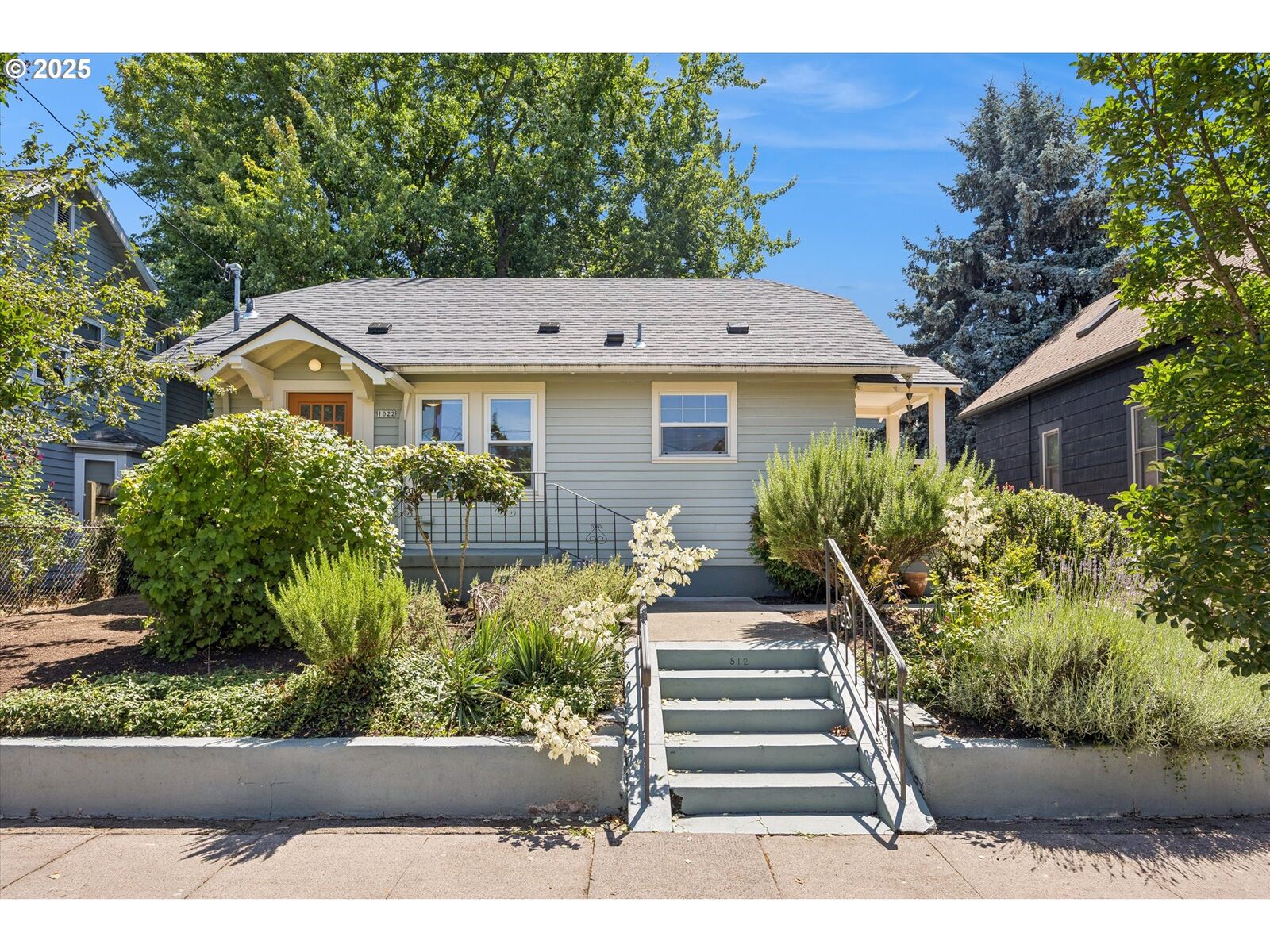 Property Photo:  1022 NE Roselawn St  OR 97211 