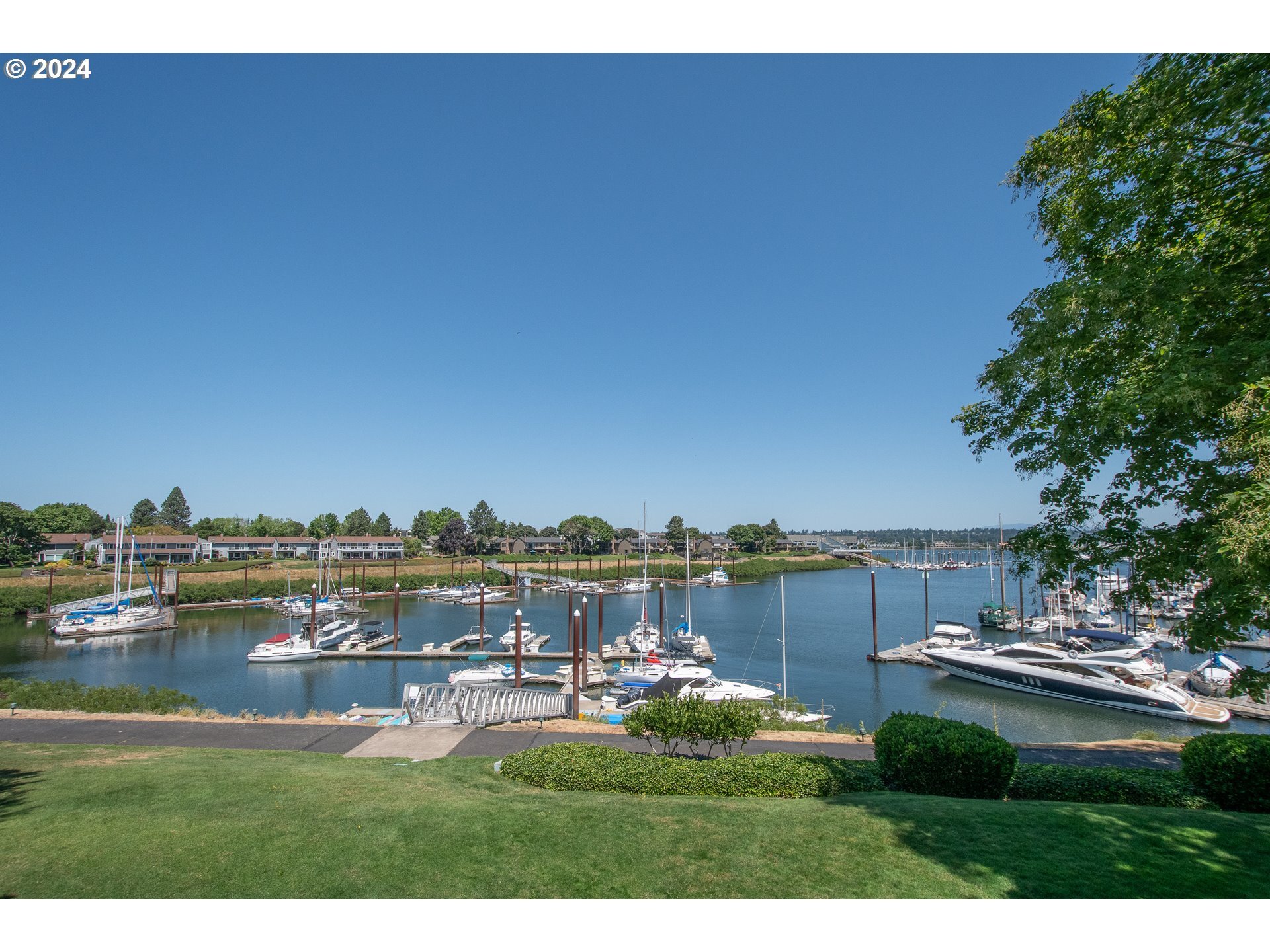Property Photo: 513 N Tomahawk Island Dr OR 97217